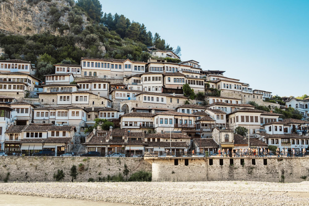 52611 The Rival Giants of Berat: An Ancient Legend of Love, Jealousy and Petrification
