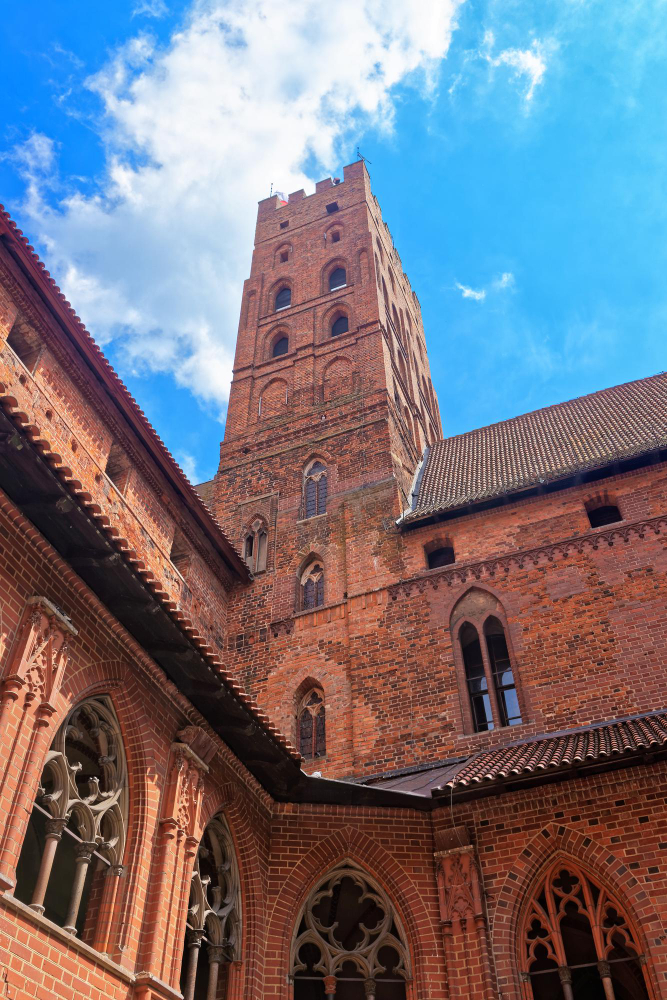 6401 Malbork Castle – A Fortified Stronghold and its Spooky Legends