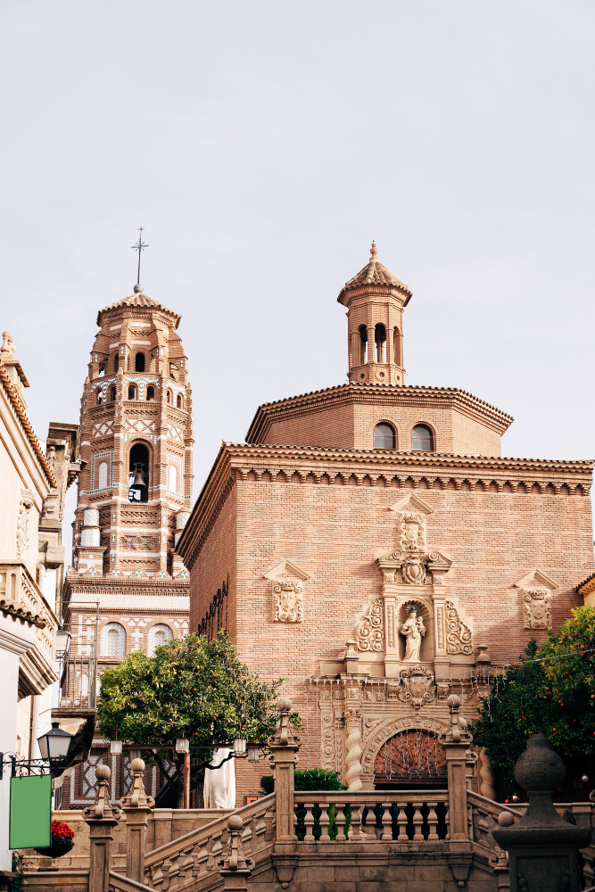 6931 Santiago de Compostela: Myth and History of a Major Pilgrimage Destination