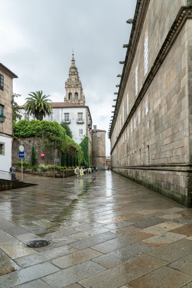 696 Santiago de Compostela: Myth and History of a Major Pilgrimage Destination