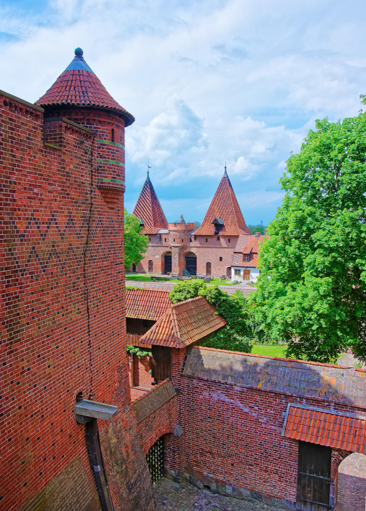 8510 Malbork Castle – A Fortified Stronghold and its Spooky Legends