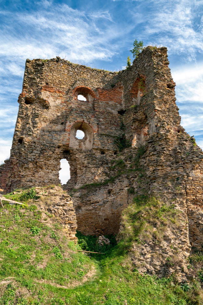 1081-2 The Broken Heart and the Counterfeit Ducats: The Legend of the Sale of Zborov Castle