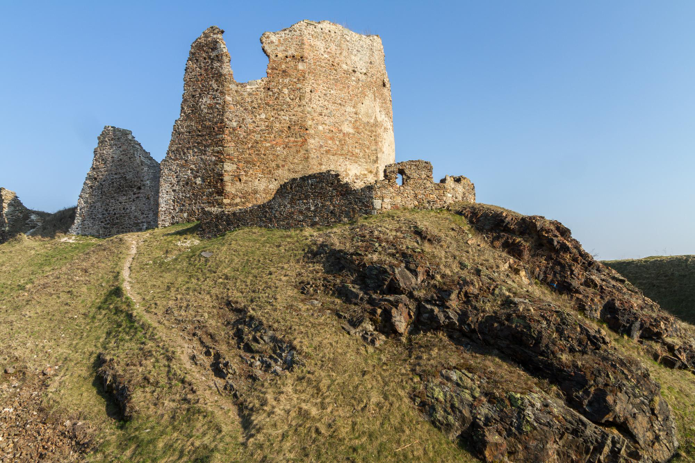 1121 The Legend of Milada, the Cruel Castle Maiden: A Dark Legacy at Dívčí kámen