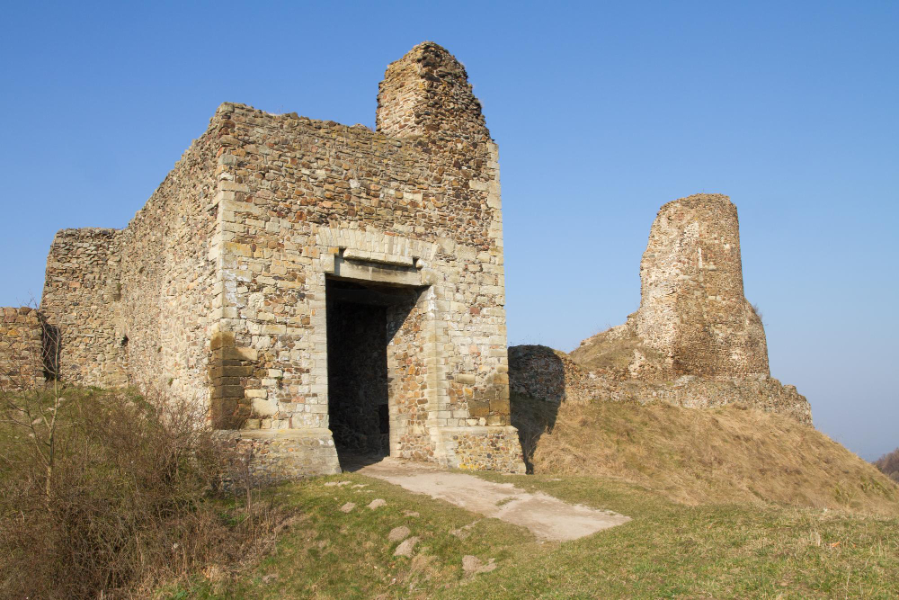 1122 The Legend of Milada, the Cruel Castle Maiden: A Dark Legacy at Dívčí kámen