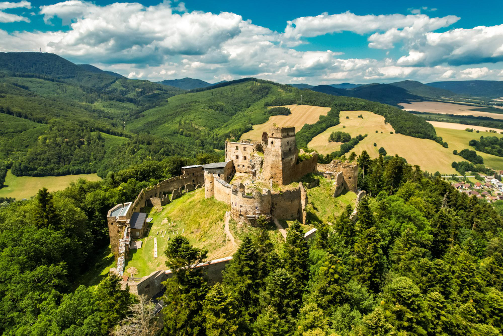 17189-1 The Broken Heart and the Counterfeit Ducats: The Legend of the Sale of Zborov Castle