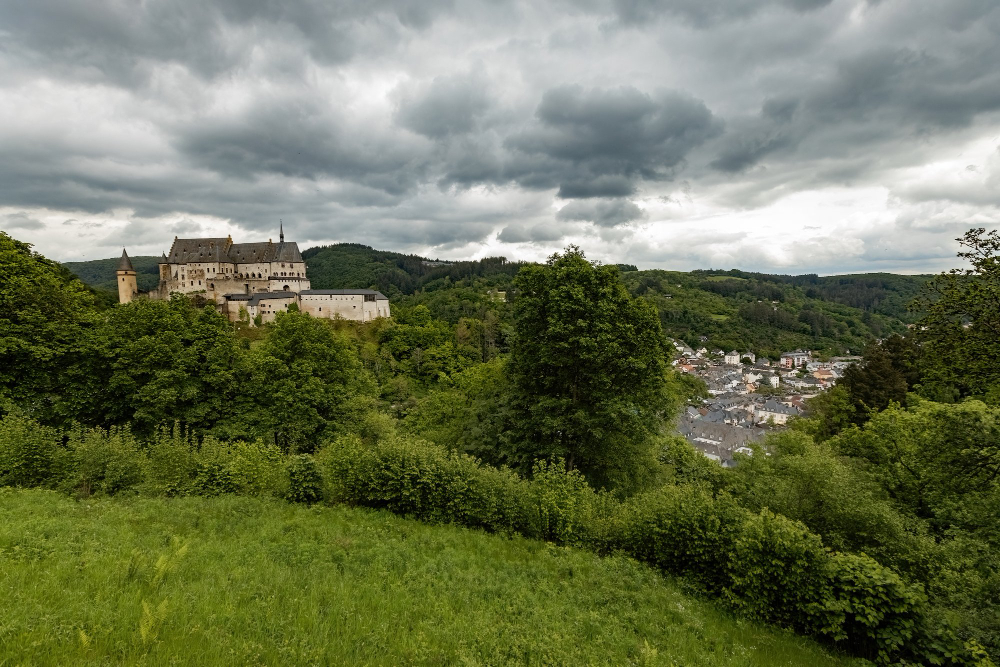19370 The Maiden of Johannisberg: The Mysterious Legend in the Shadow of Vianden Castle