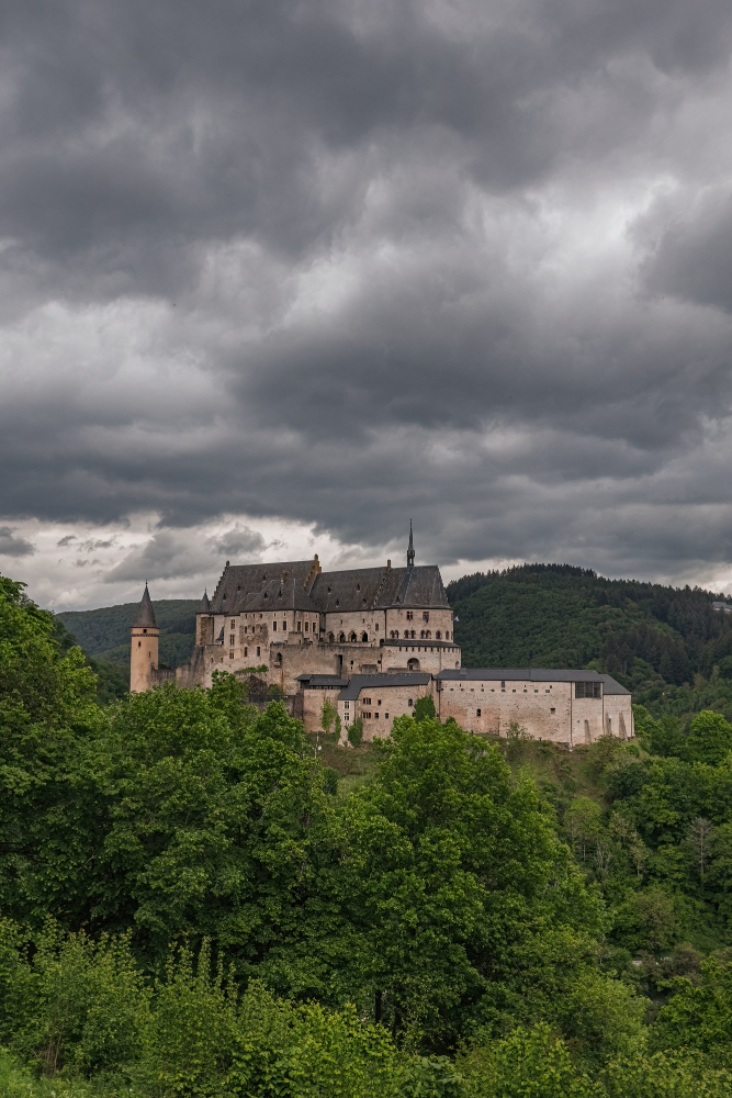 19382 The Maiden of Johannisberg: The Mysterious Legend in the Shadow of Vianden Castle