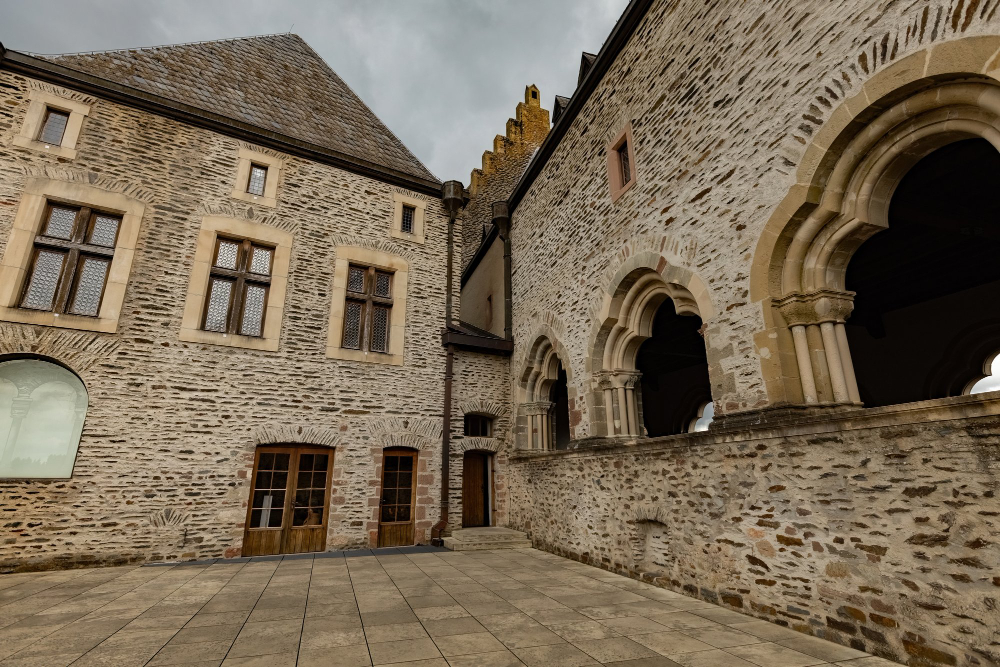 19401 The Maiden of Johannisberg: The Mysterious Legend in the Shadow of Vianden Castle