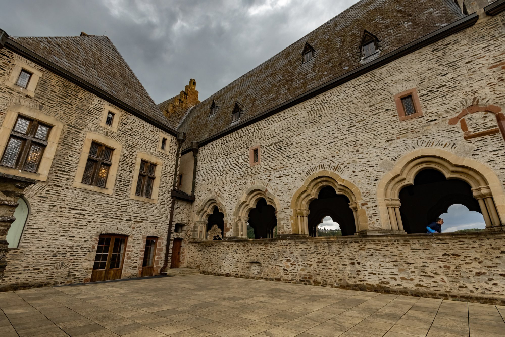 19416 The Maiden of Johannisberg: The Mysterious Legend in the Shadow of Vianden Castle