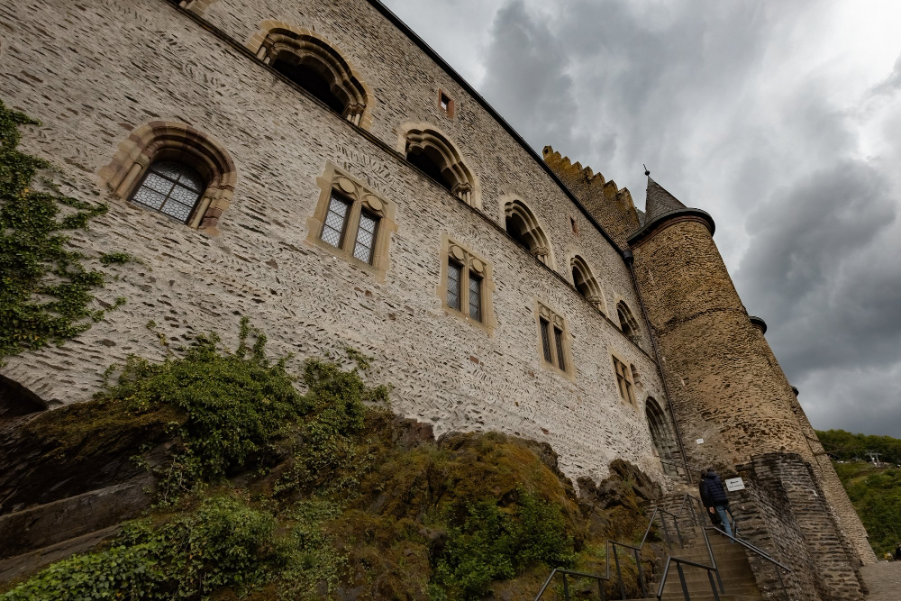 19419 The Maiden of Johannisberg: The Mysterious Legend in the Shadow of Vianden Castle