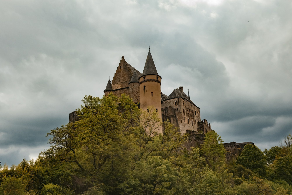 19435 The Maiden of Johannisberg: The Mysterious Legend in the Shadow of Vianden Castle