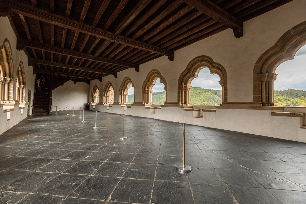 19510 The Maiden of Johannisberg: The Mysterious Legend in the Shadow of Vianden Castle