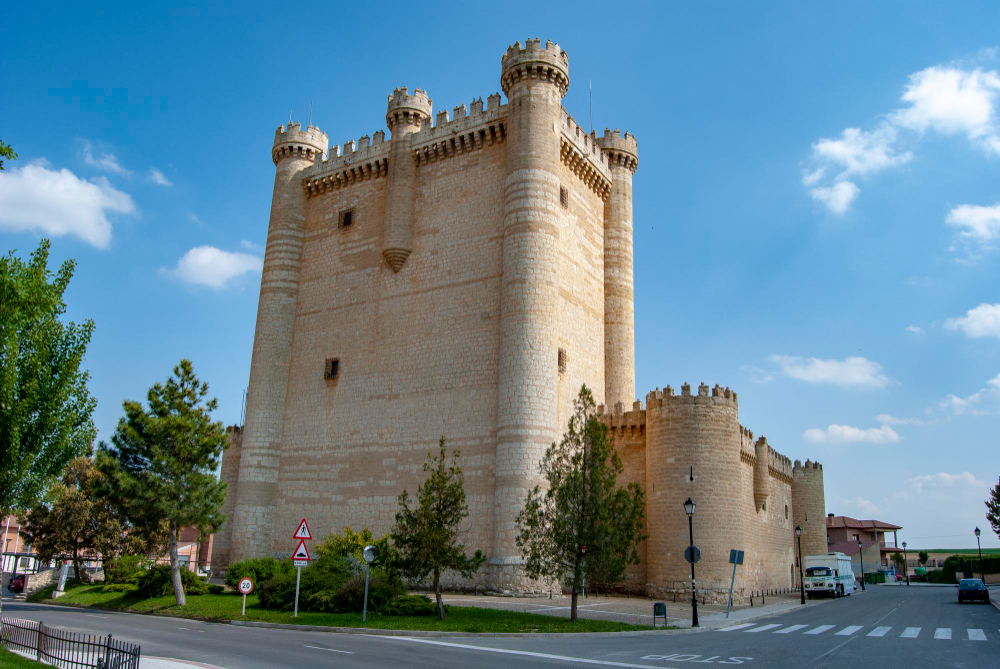 2299-1 The Veiled Lady of Fuensaldaña: Ghostly Shadows of a Medieval Tragedy