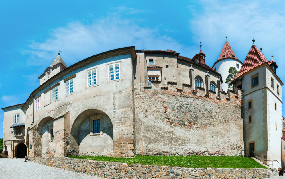 27485 The Hidden Treasure of Křivoklát: Legend and History of a Mystical Castle