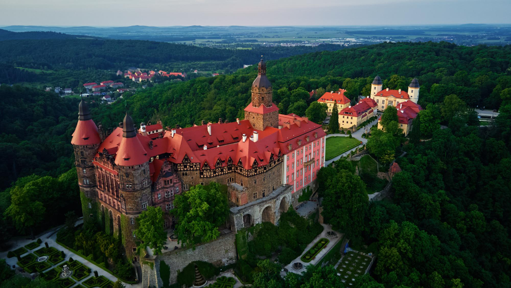 29281 The Hidden Secret of Książ Castle (Fürstenstein): Myths, Legends and the Amber Room