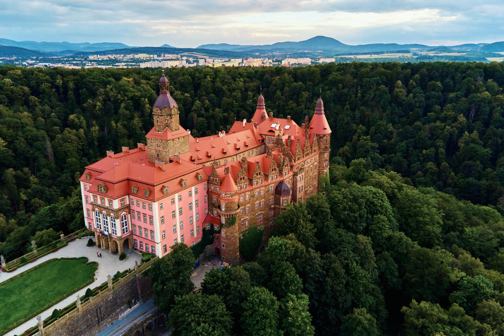 31442 The Hidden Secret of Książ Castle (Fürstenstein): Myths, Legends and the Amber Room