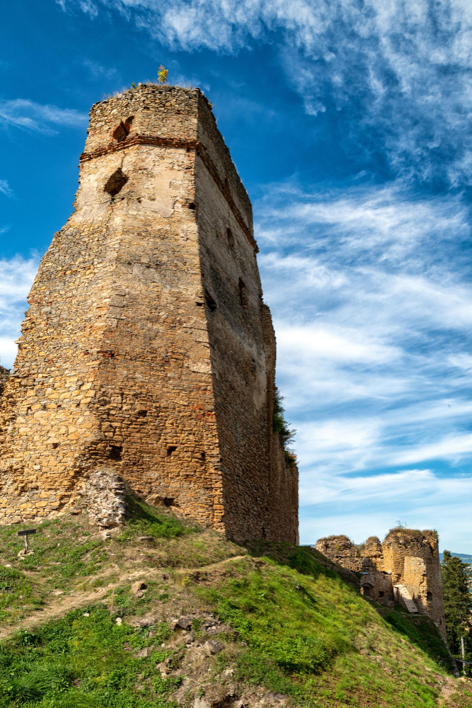 3280-1 The Broken Heart and the Counterfeit Ducats: The Legend of the Sale of Zborov Castle