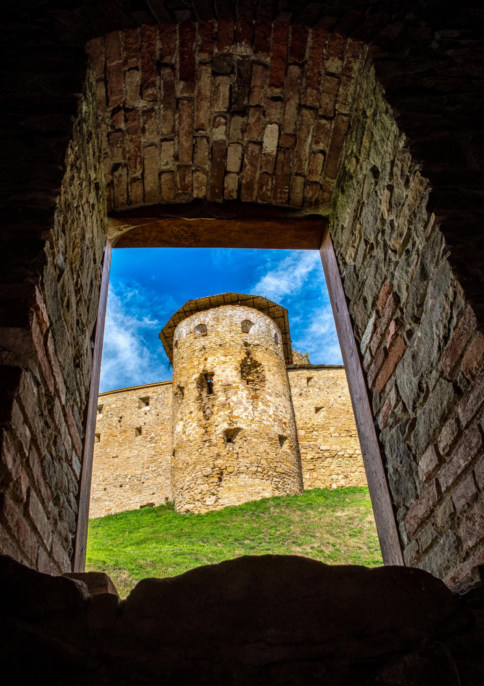 3326 The Broken Heart and the Counterfeit Ducats: The Legend of the Sale of Zborov Castle