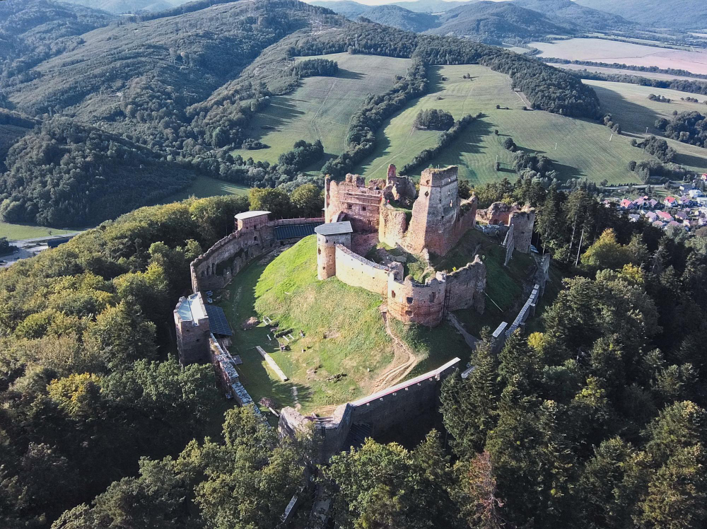 341-2 The Broken Heart and the Counterfeit Ducats: The Legend of the Sale of Zborov Castle