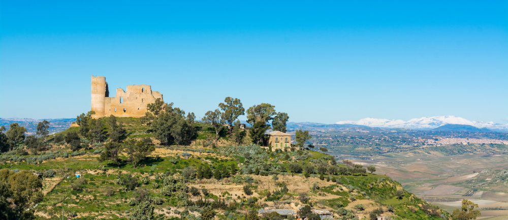 389-1 The Castello di Mazzarino and the Legend of the Cannon Shot – How a Cannonball Marked the Birth of a Town