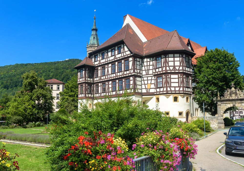 4560-1 The fascinating history of the pretzel – from Urach Castle to the world