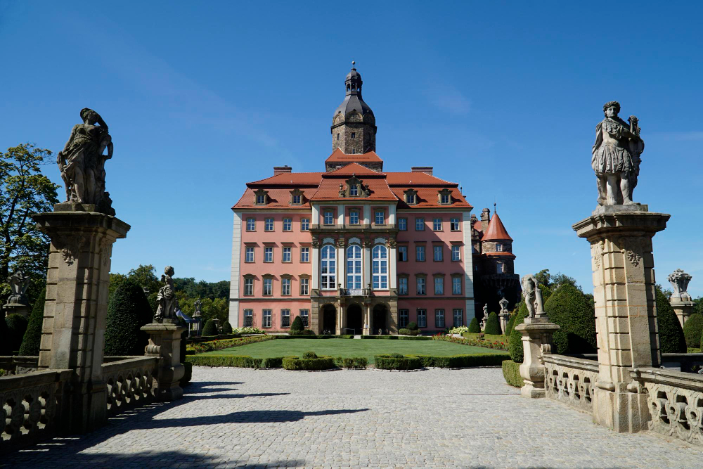 46440 The Hidden Secret of Książ Castle (Fürstenstein): Myths, Legends and the Amber Room