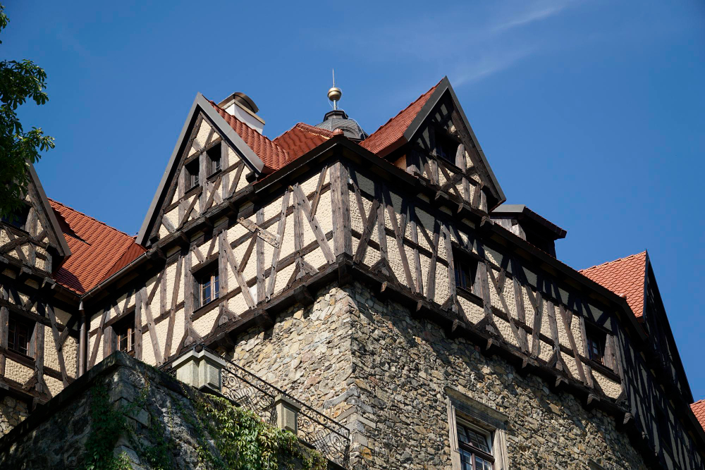 46445 The Hidden Secret of Książ Castle (Fürstenstein): Myths, Legends and the Amber Room