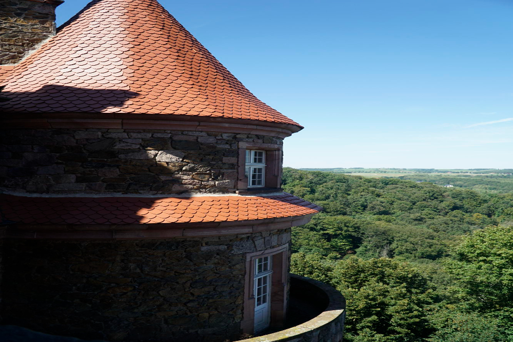46506 The Hidden Secret of Książ Castle (Fürstenstein): Myths, Legends and the Amber Room