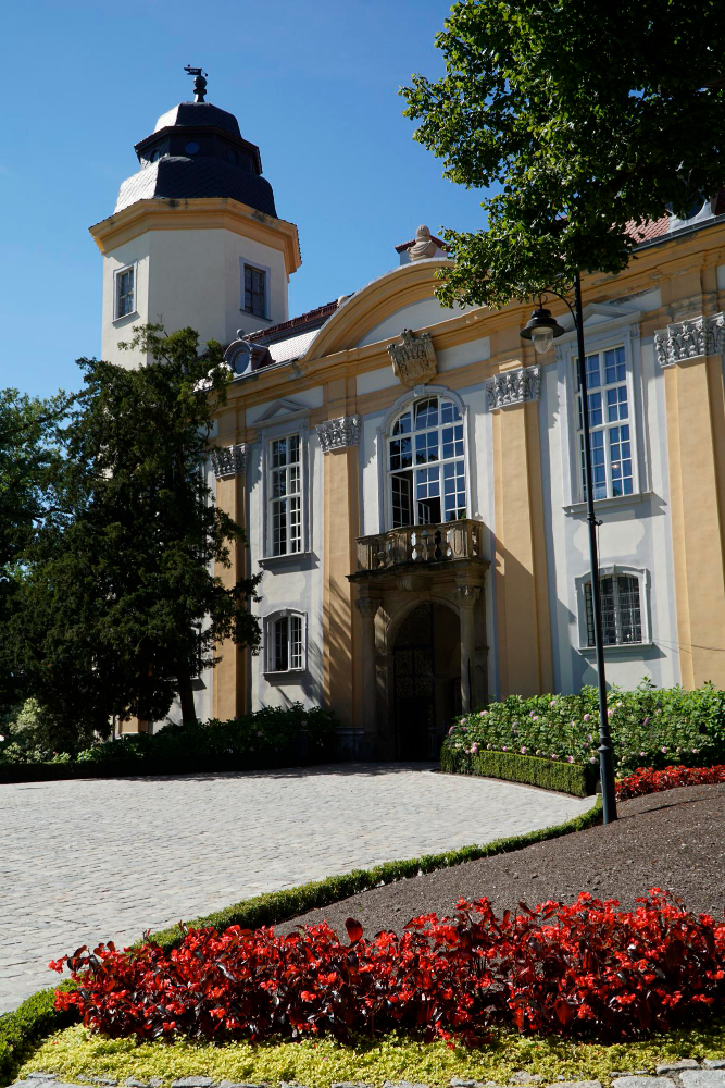 46515 The Hidden Secret of Książ Castle (Fürstenstein): Myths, Legends and the Amber Room