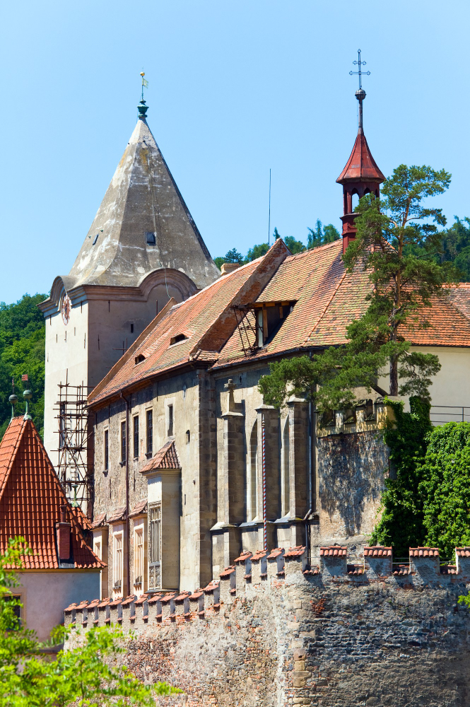 8238-1 The Hidden Treasure of Křivoklát: Legend and History of a Mystical Castle
