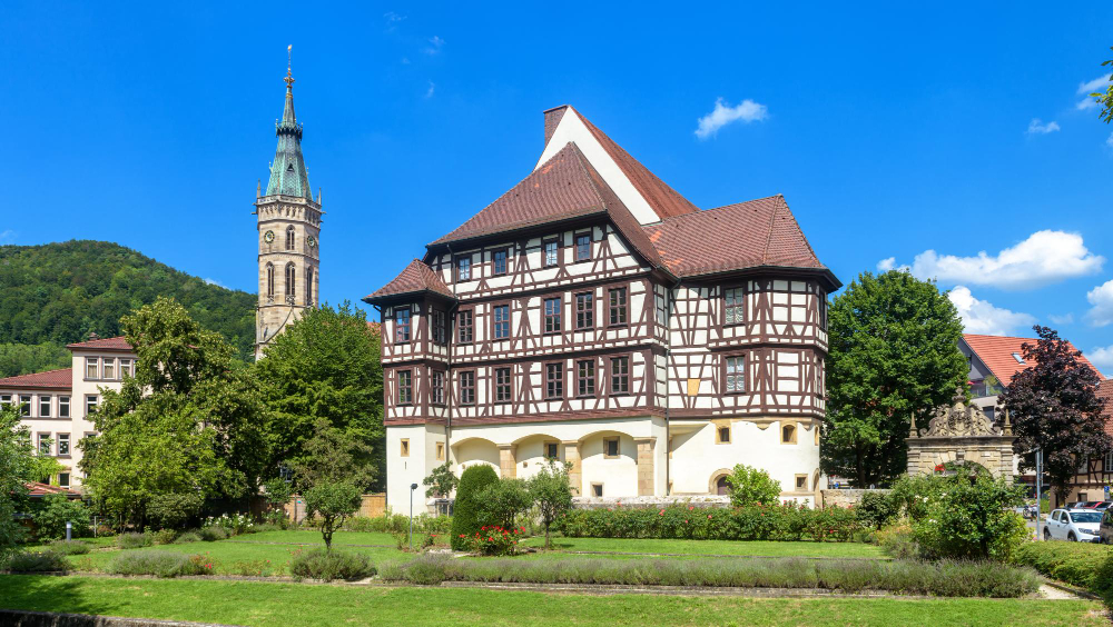 8712 The fascinating history of the pretzel – from Urach Castle to the world