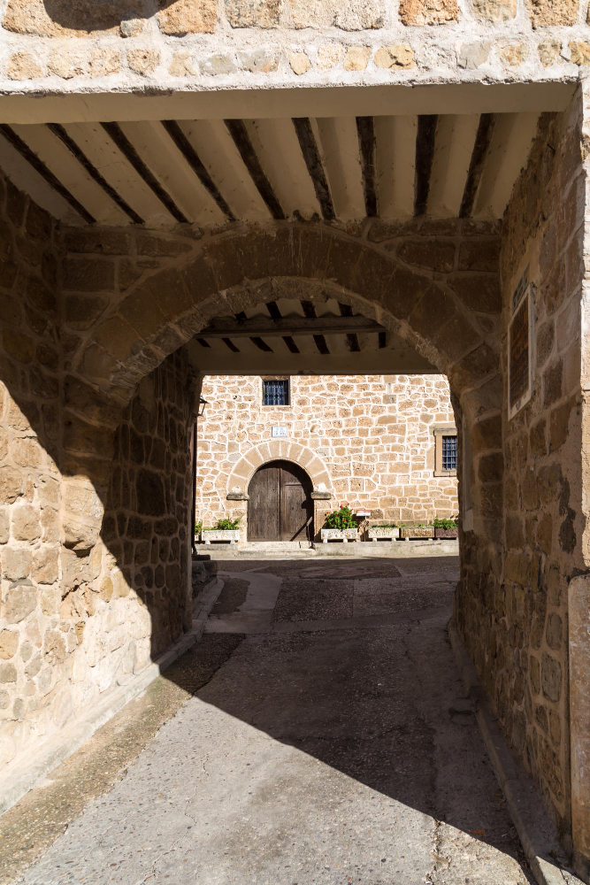 2027-1 The Dogs of Zorita: How a medieval legend gave a Spanish castle its name