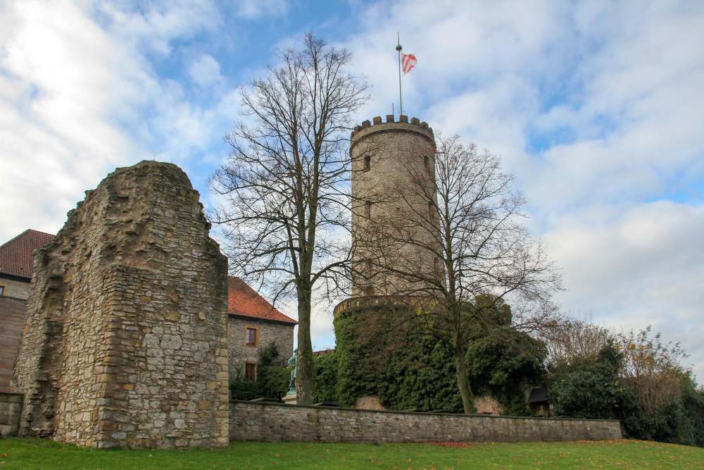 674-1 The “Gluckhenne” of Bielefeld: Mystical Guardian of Sparrenburg Castle