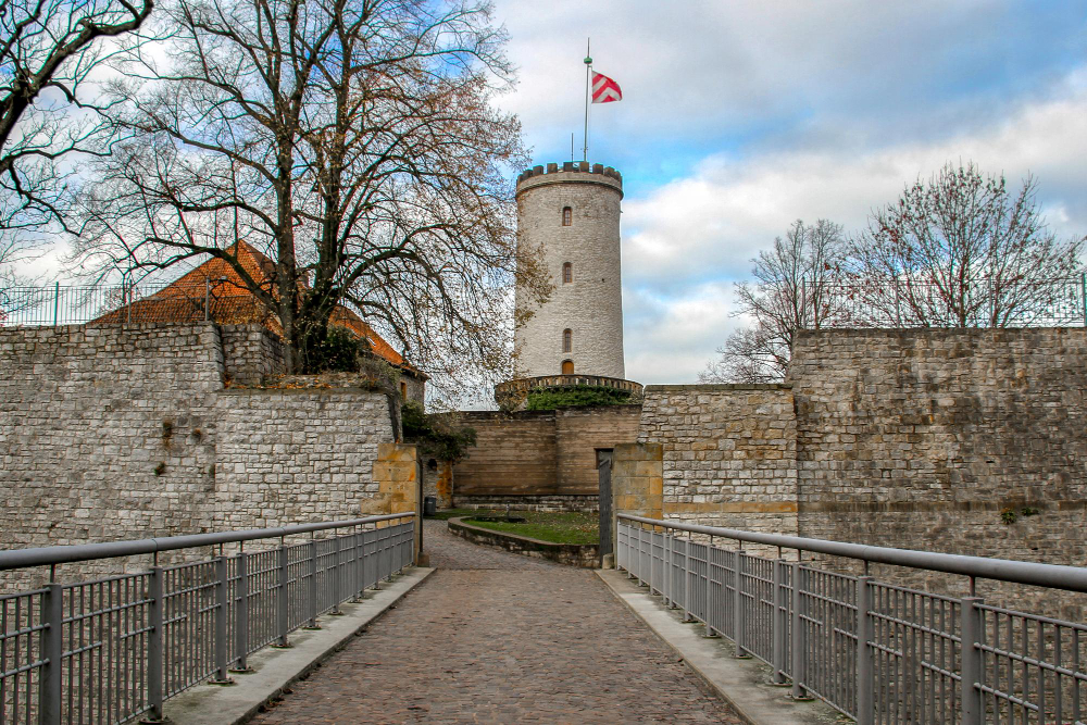 675-1 The “Gluckhenne” of Bielefeld: Mystical Guardian of Sparrenburg Castle